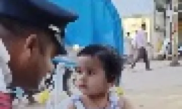 सड़क पर निकली मासूम का ट्रैफिक पुलिस ने काटा चालान!, फिर हुआ ये...
