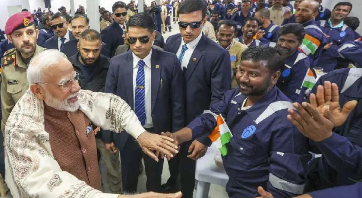 PM मोदी ने की कुवैत में भारतीयों कामगारों से मुलाकात, कहा किसान और मजदूर कड़ी मेहनत करते है