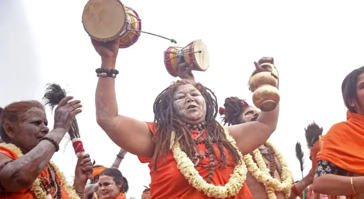 महिला नागा साधु की रहस्यमयी दुनिया, जाने कब और कैसे बनते हैं