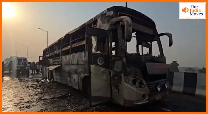 लखनऊ में चलती स्लीपर बस में लगी भीषण आग, कई लोगों की मौत