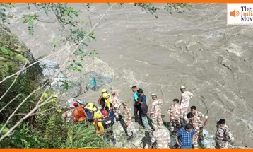 बद्रीनाथ हाईवे हादसा: अलकनंदा में गिरा ट्रैवलर